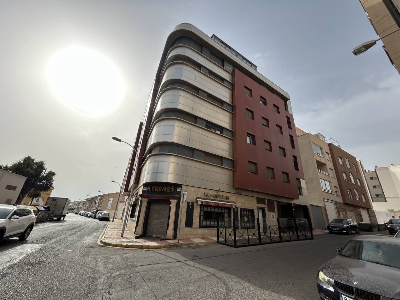 Vista exterior de Pis en venda en Roquetas de Mar amb Aire condicionat i Moblat