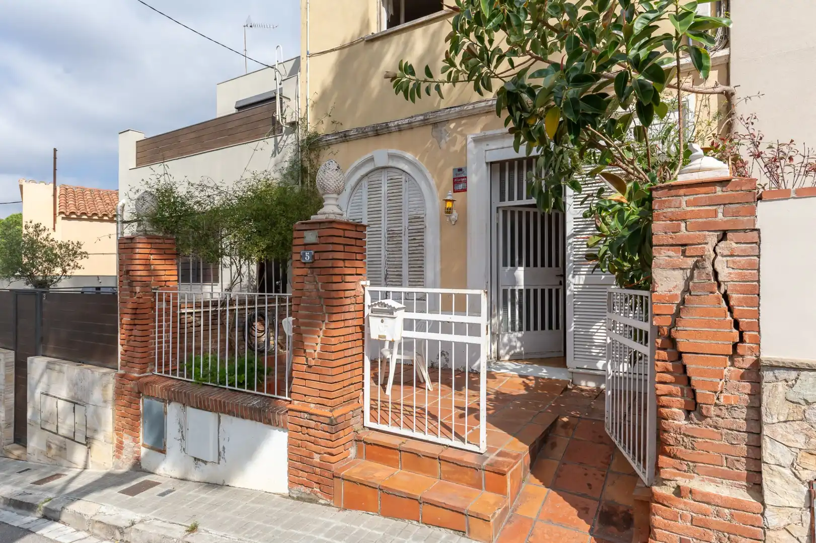 Vista exterior de Casa adosada en venta en Esplugues de Llobregat con Calefacción, Terraza y Alarma