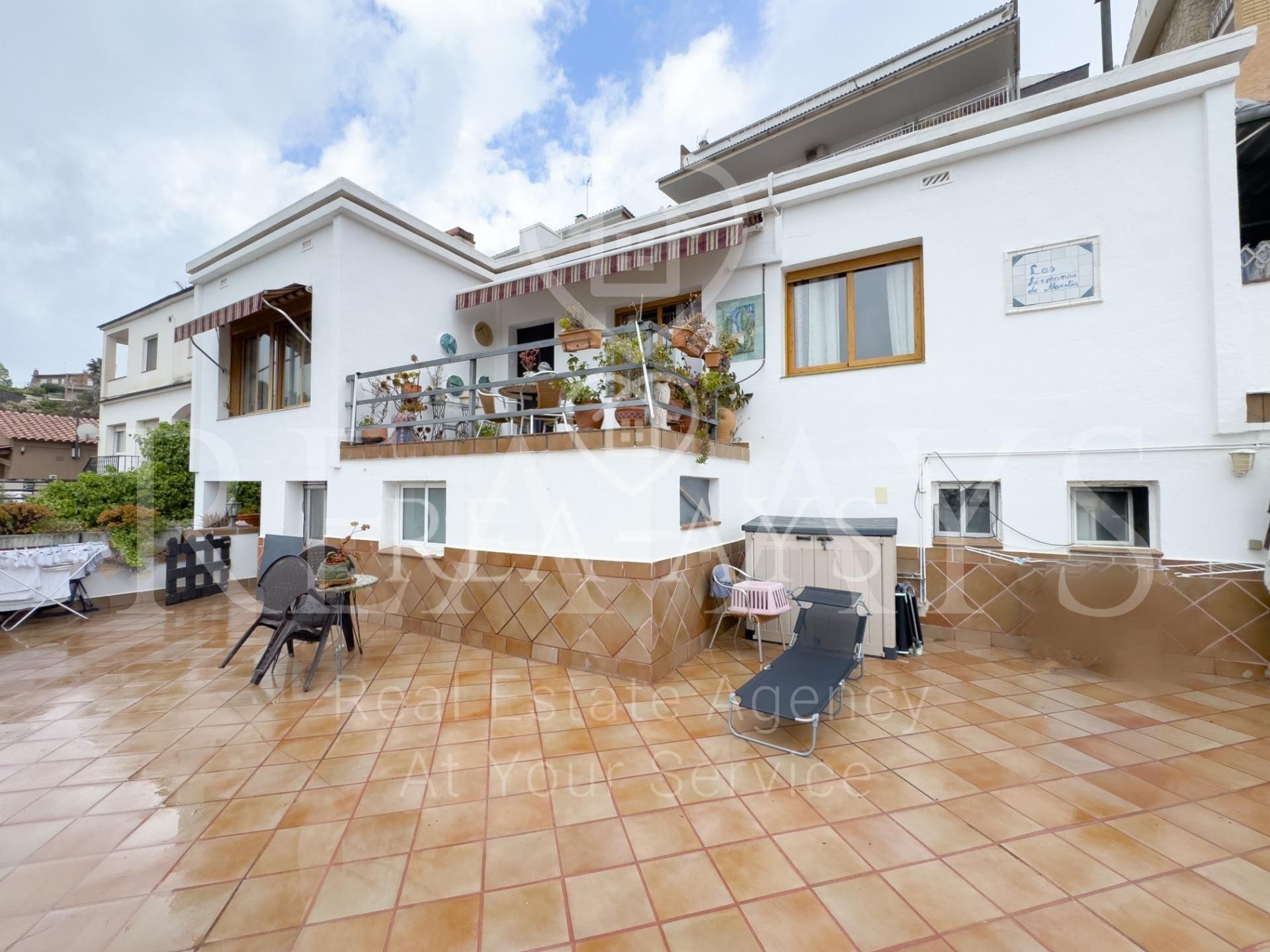 Vista exterior de Casa o xalet en venda en Vallirana amb Aire condicionat, Calefacció i Jardí privat