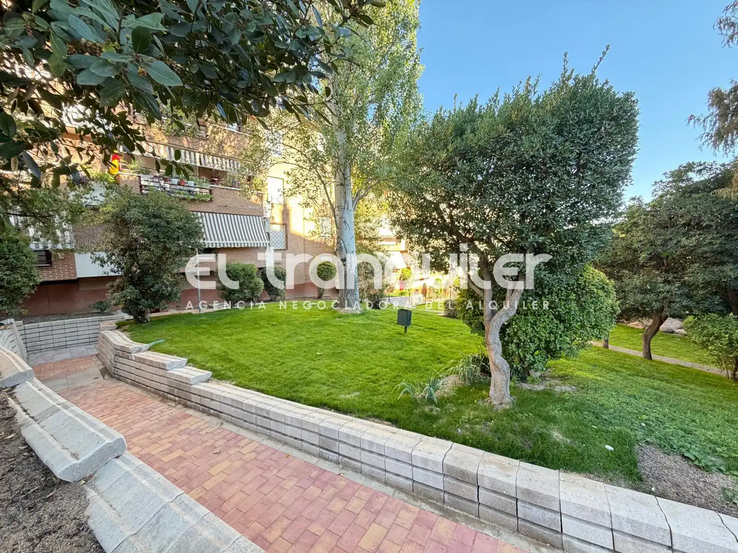 Vista exterior de Dúplex de alquiler en Majadahonda con Parquet, Terraza y Trastero