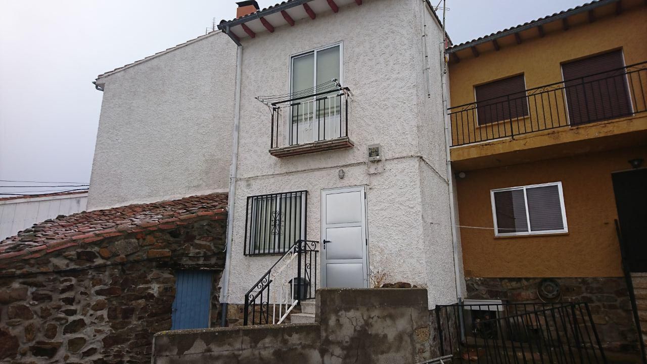 Vista exterior de Finca rústica en venda en Navalperal de Tormes amb Moblat