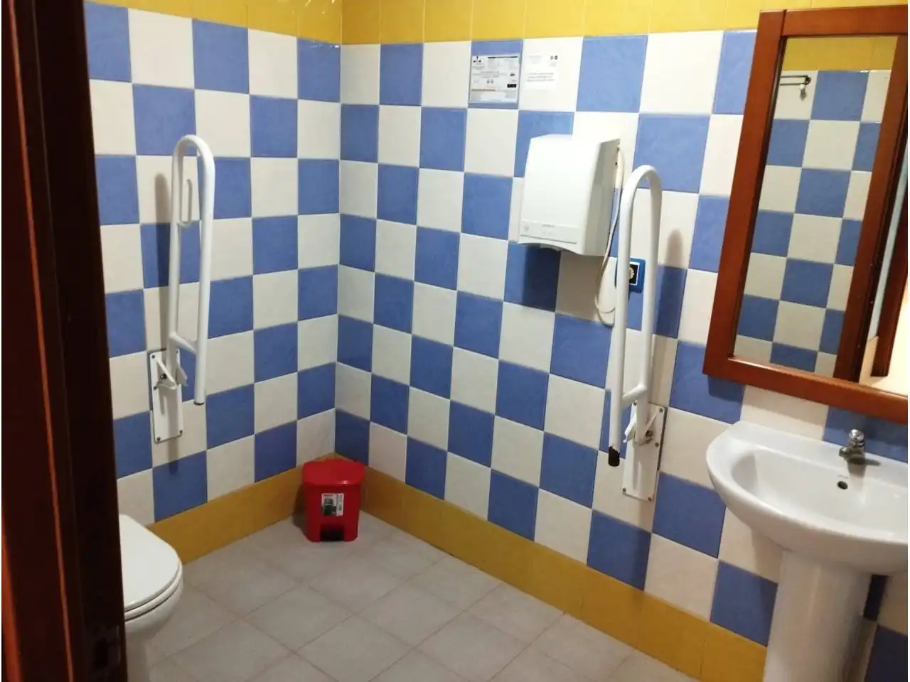 Baño de Local en venta en Huelva con Aire acondicionado