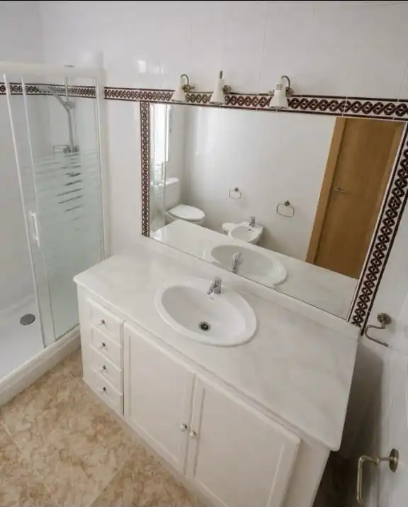 Bany de Pis en venda en Brenes amb Aire condicionat i Terrassa