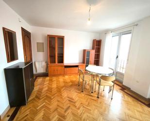 Dormitori de Apartament de lloguer en León Capital  amb Calefacció, Parquet i Moblat