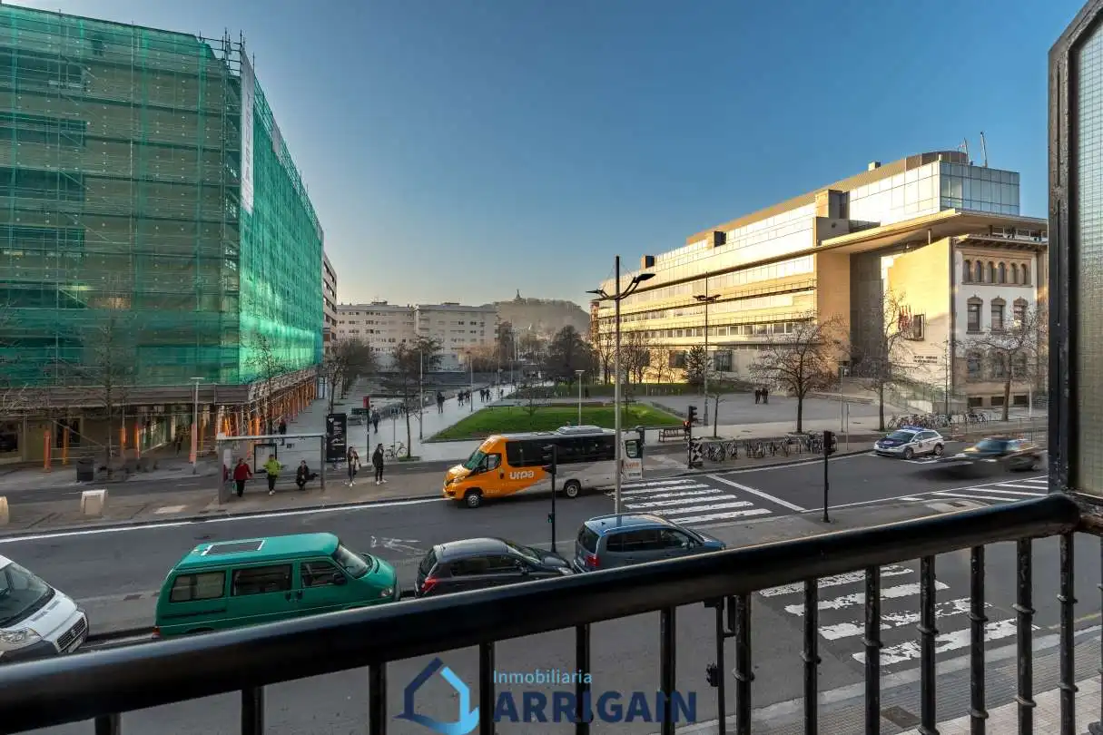 Vista exterior de Pis en venda en Donostia - San Sebastián  amb Calefacció, Terrassa i Traster