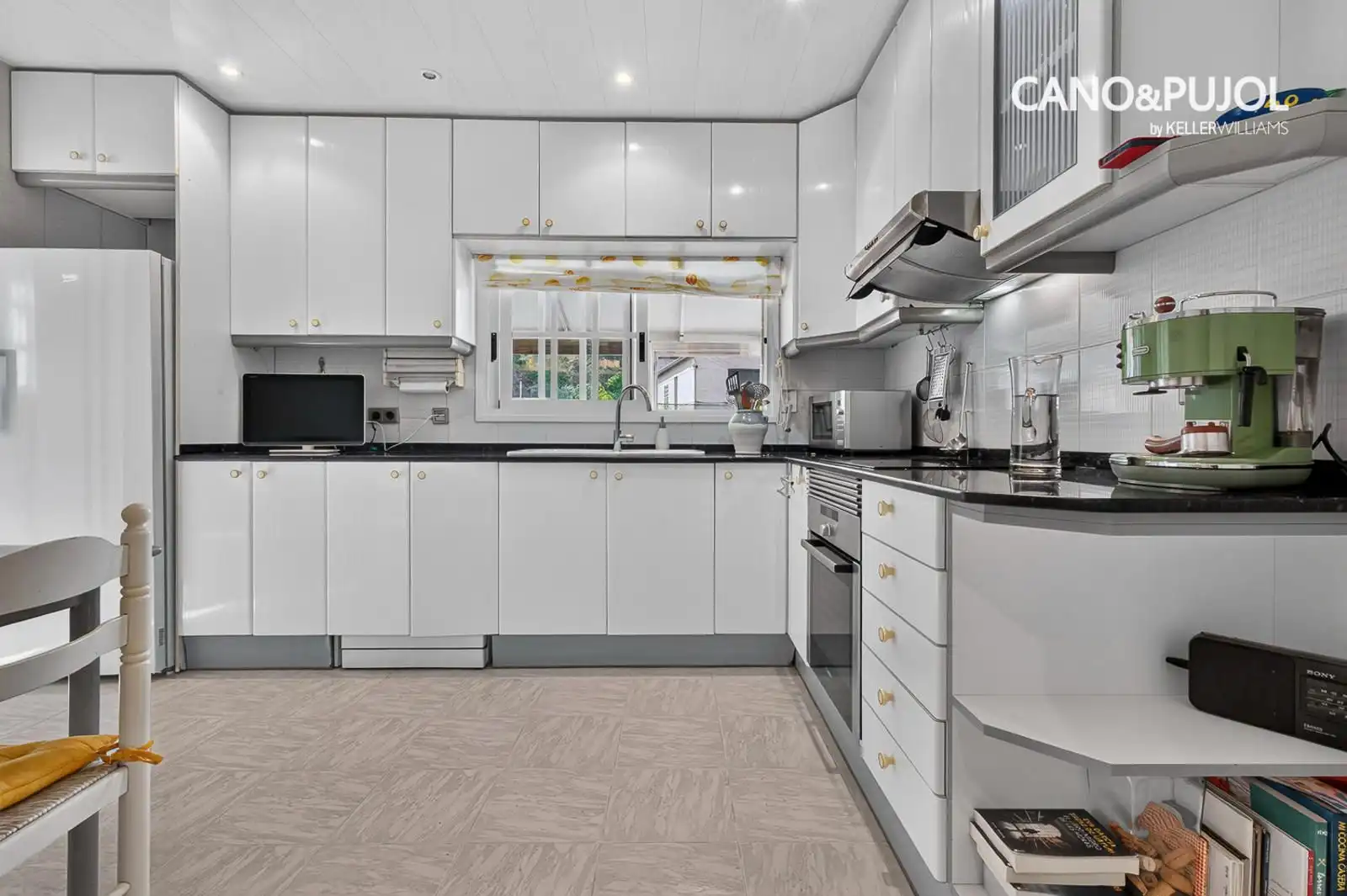 Kitchen of Houses for sale in Ca n'Oriol