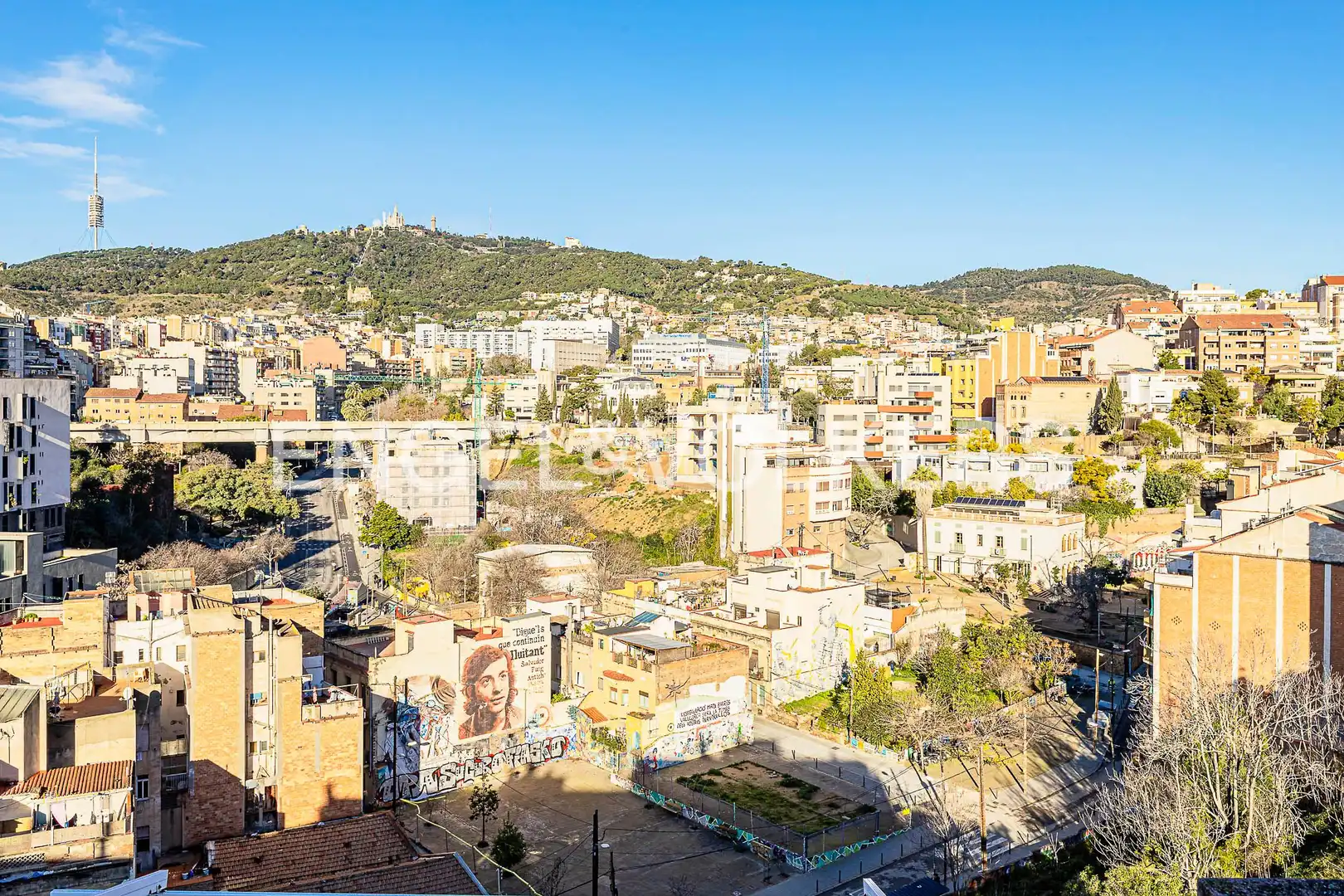 Vista exterior de Piso en venta en Barcelona con Calefacción, Piscina y Balcón