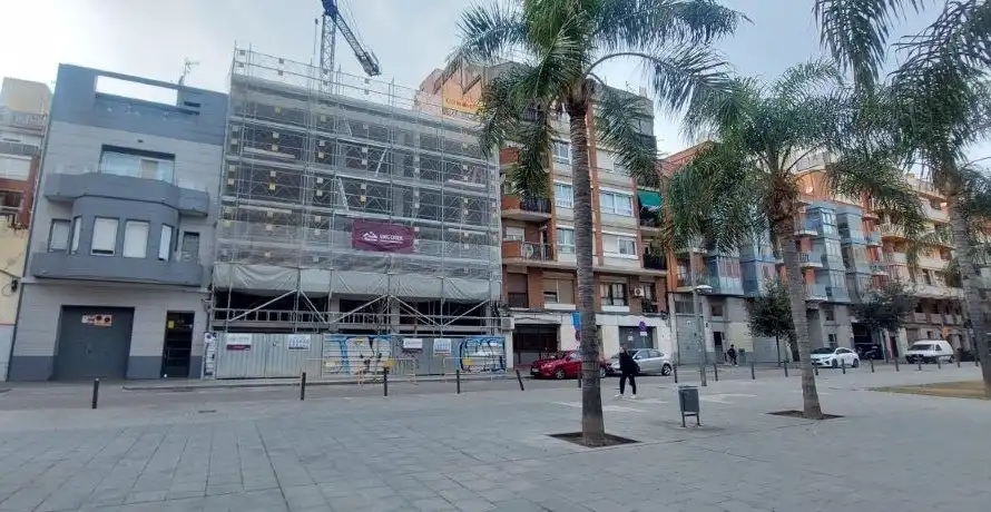 Vista exterior de Àtic en venda en L'Hospitalet de Llobregat amb Aire condicionat, Calefacció i Terrassa