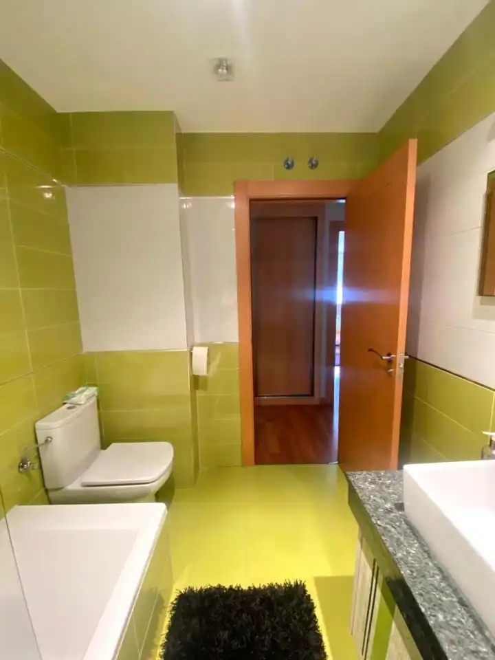 Baño de Piso en venta en León Capital  con Calefacción, Terraza y Trastero