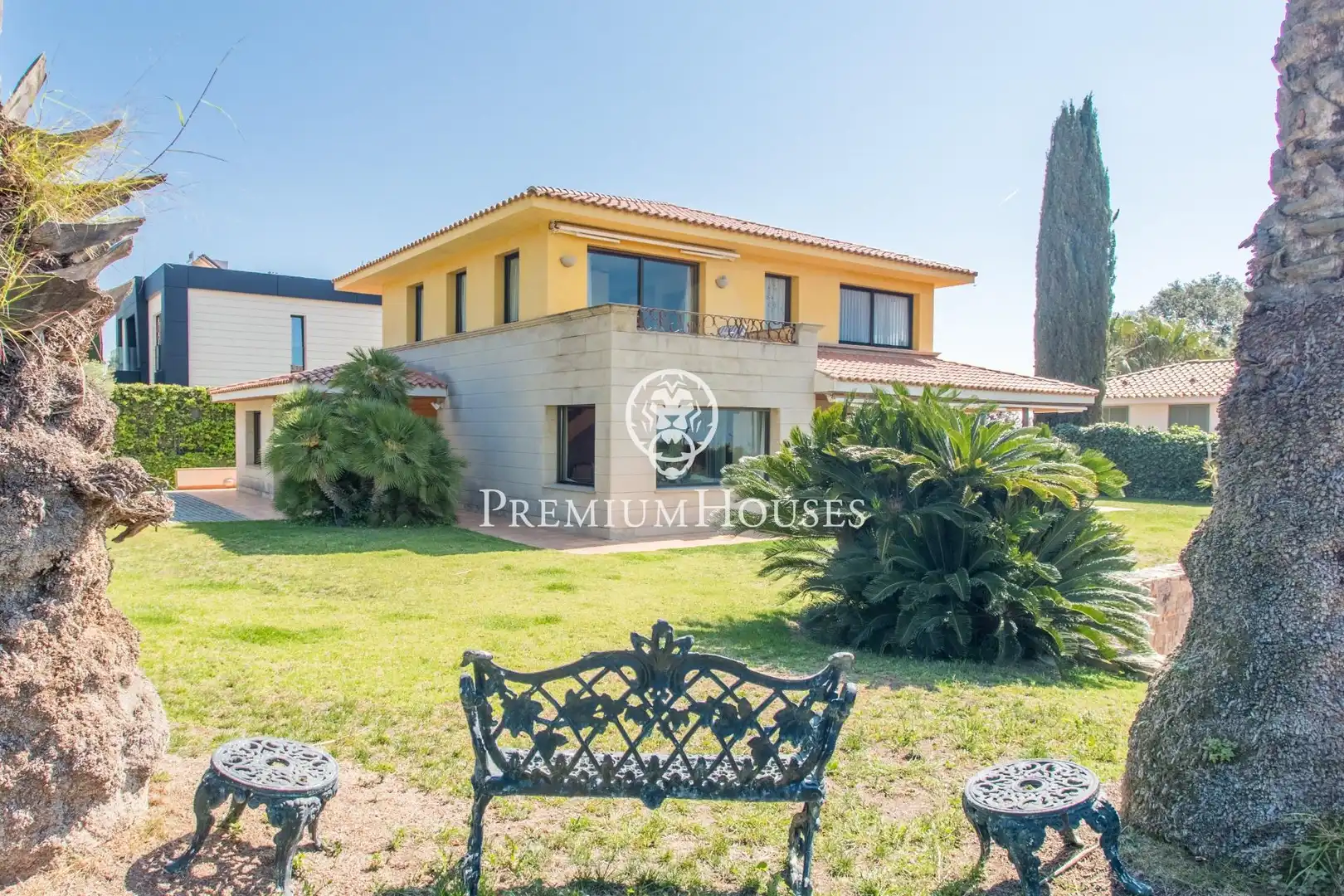 Vista exterior de Casa o xalet en venda en Alella amb Aire condicionat, Calefacció i Jardí privat