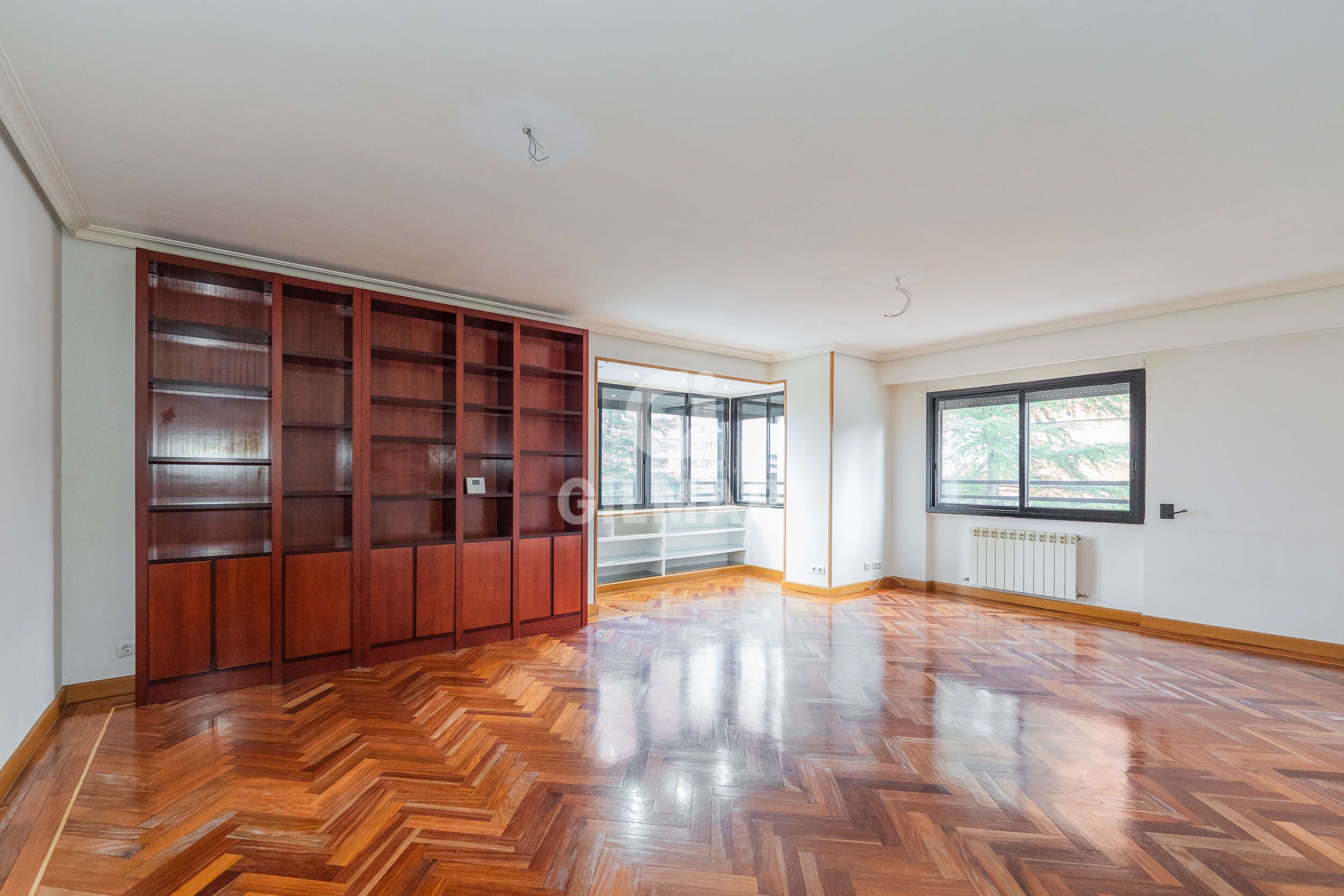 Sala de estar de Piso en venta en  Madrid Capital con Calefacción, Jardín privado y Piscina