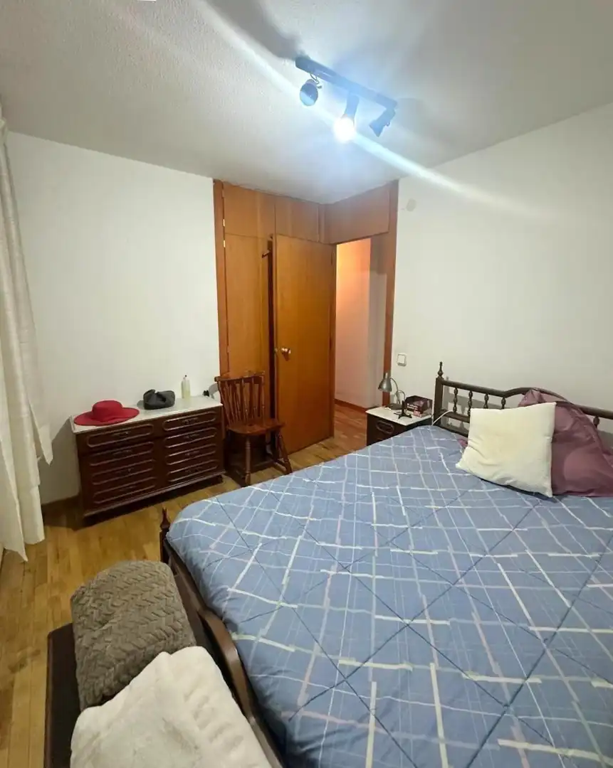 Dormitori de Pis en venda en León Capital  amb Calefacció, Parquet i Terrassa