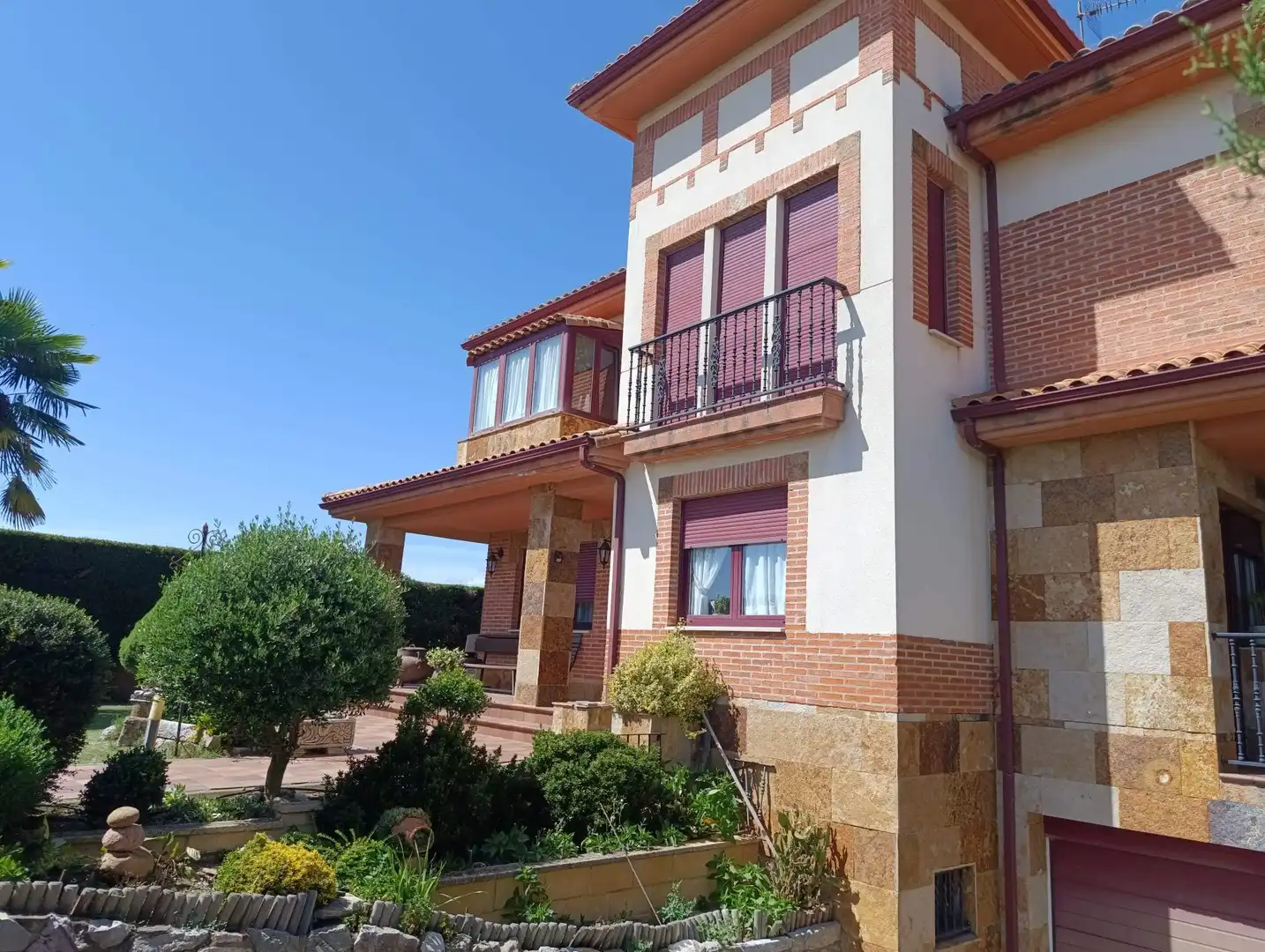 Vista exterior de Casa o chalet en venta en San Andrés del Rabanedo con Calefacción, Jardín privado y Terraza