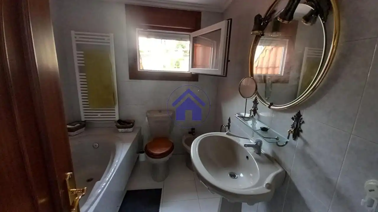 Bathroom of Houses for sale in Vigo   with Heating, Private garden and Parquet flooring
