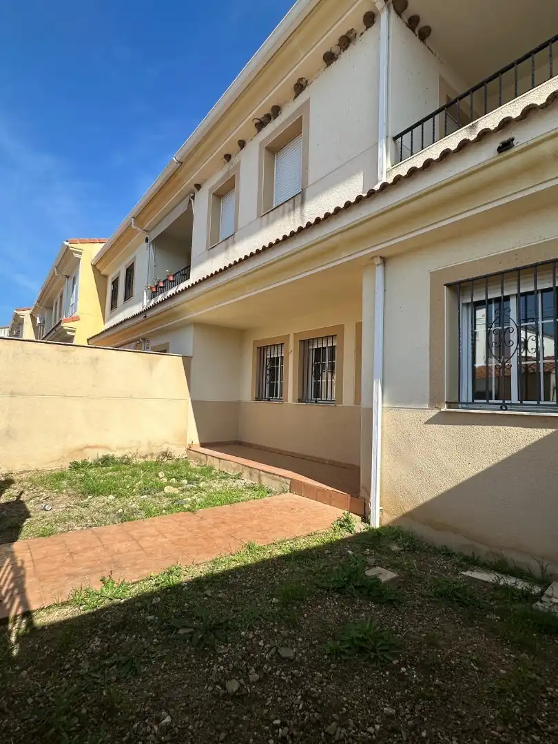 Vista exterior de Casa adosada en venta en Lobón con Terraza y Balcón