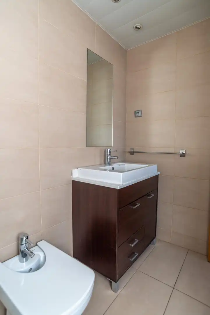 Badezimmer von Wohnung zum Verkauf in Badalona mit Heizung, Parkett und Terrasse
