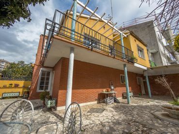 Casa bifamiliare con balcone in vendita a Calle ANDRES SEGOVIA 33