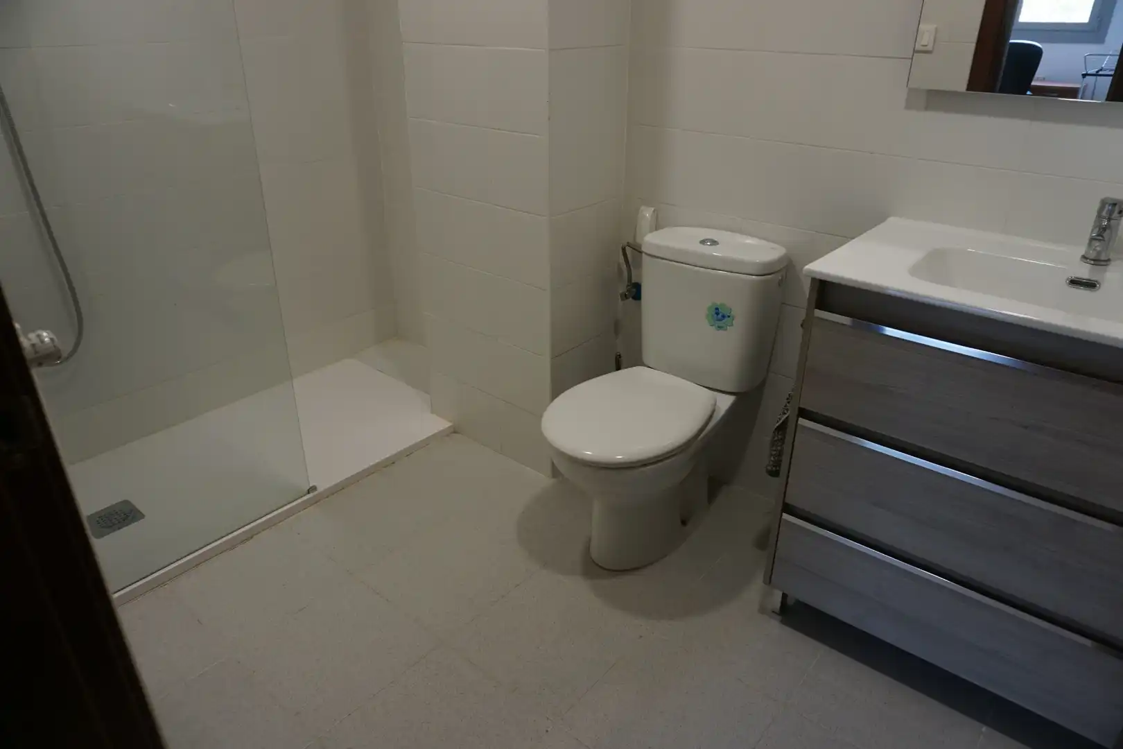 Baño de Piso en venta en Ugao- Miraballes con Calefacción, Trastero y Amueblado