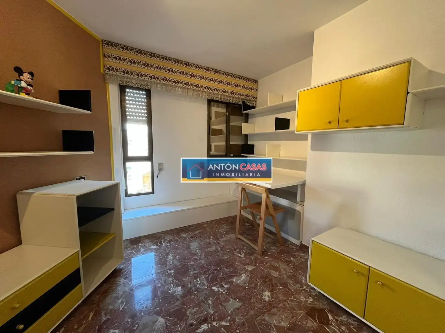 Schlafzimmer von Dachboden zum Verkauf in Elda mit Balkon und Alarm