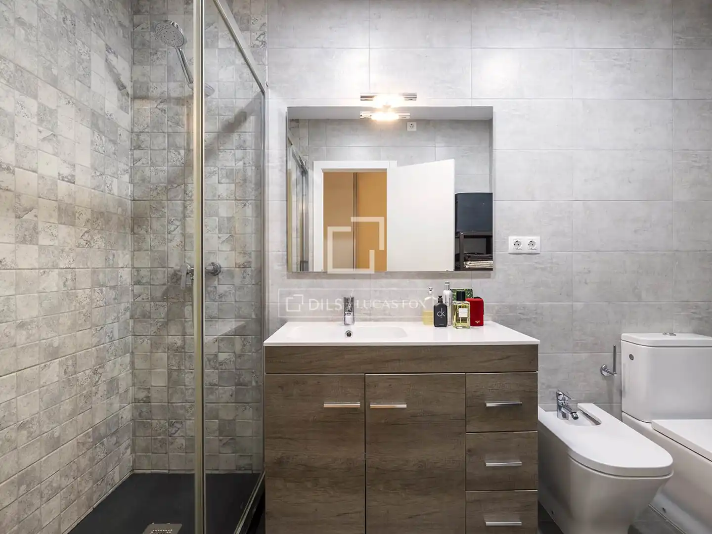 Badezimmer von Wohnung zum Verkauf in Barcelona mit Klimaanlage, Parkett und Terrasse
