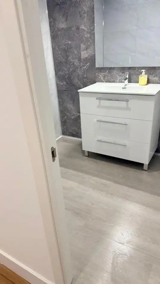 Bany de Oficina de lloguer en Gijón  amb Moblat