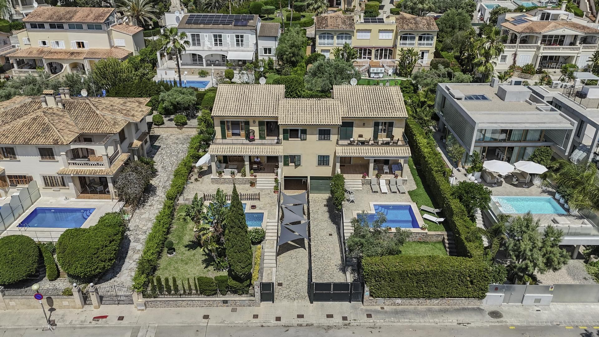 Vista exterior de Casa adosada en venda en Alcúdia amb Aire condicionat, Calefacció i Jardí privat