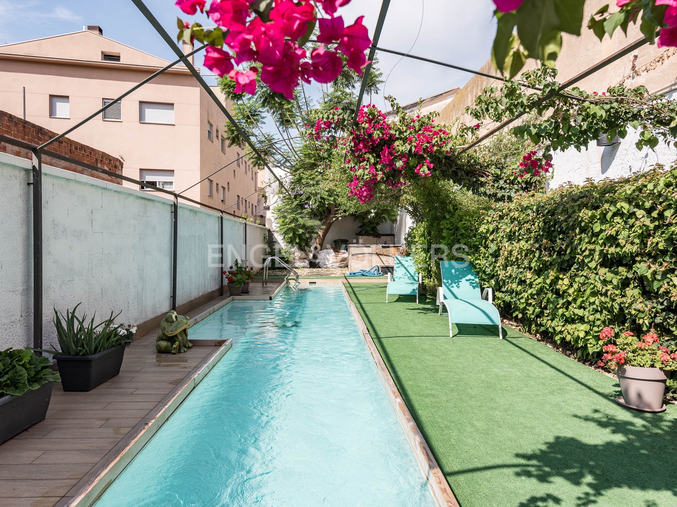 Piscina de Apartament en venda en Mataró amb Aire condicionat, Calefacció i Jardí privat