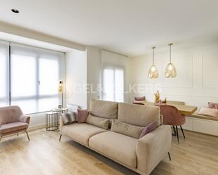 Living room of Apartment for sale in Esplugues de Llobregat  with Air Conditioner, Heating and Parquet flooring