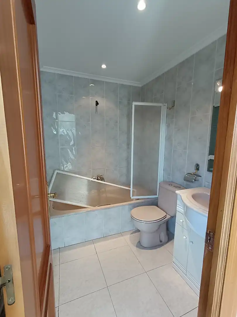 Bany de Casa o xalet en venda en Barruelo de Santullán amb Calefacció, Parquet i Terrassa