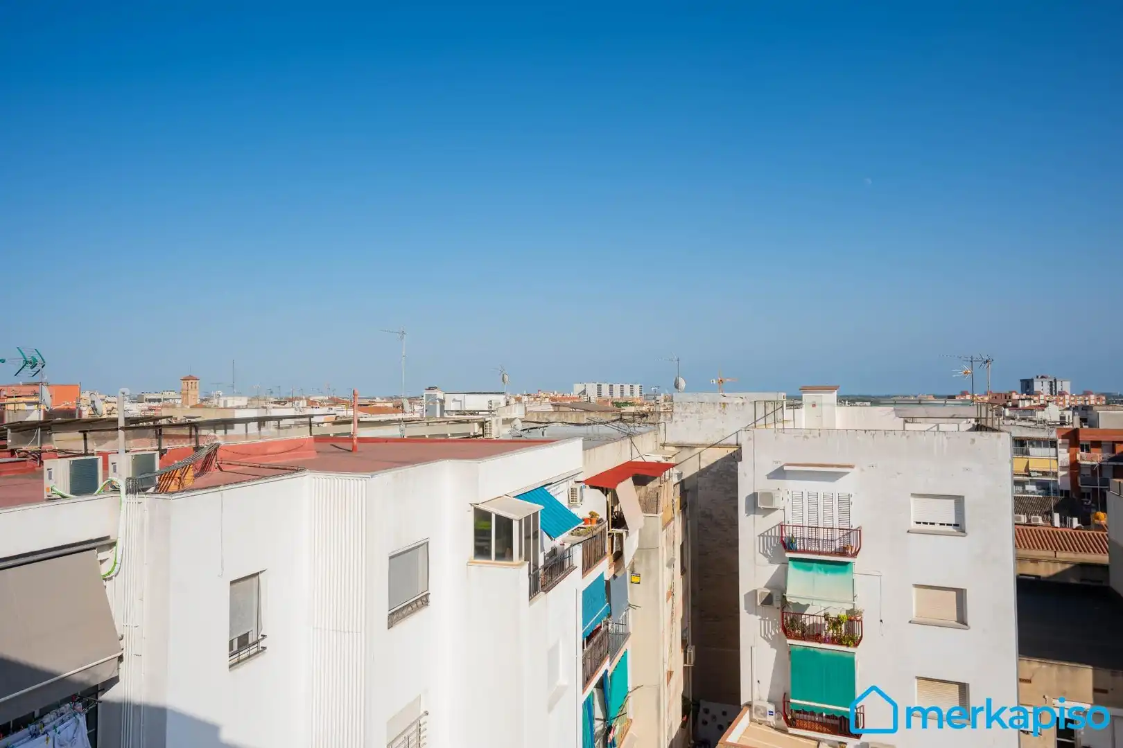 Vista exterior de Àtic en venda en Viladecans amb Aire condicionat, Parquet i Balcó