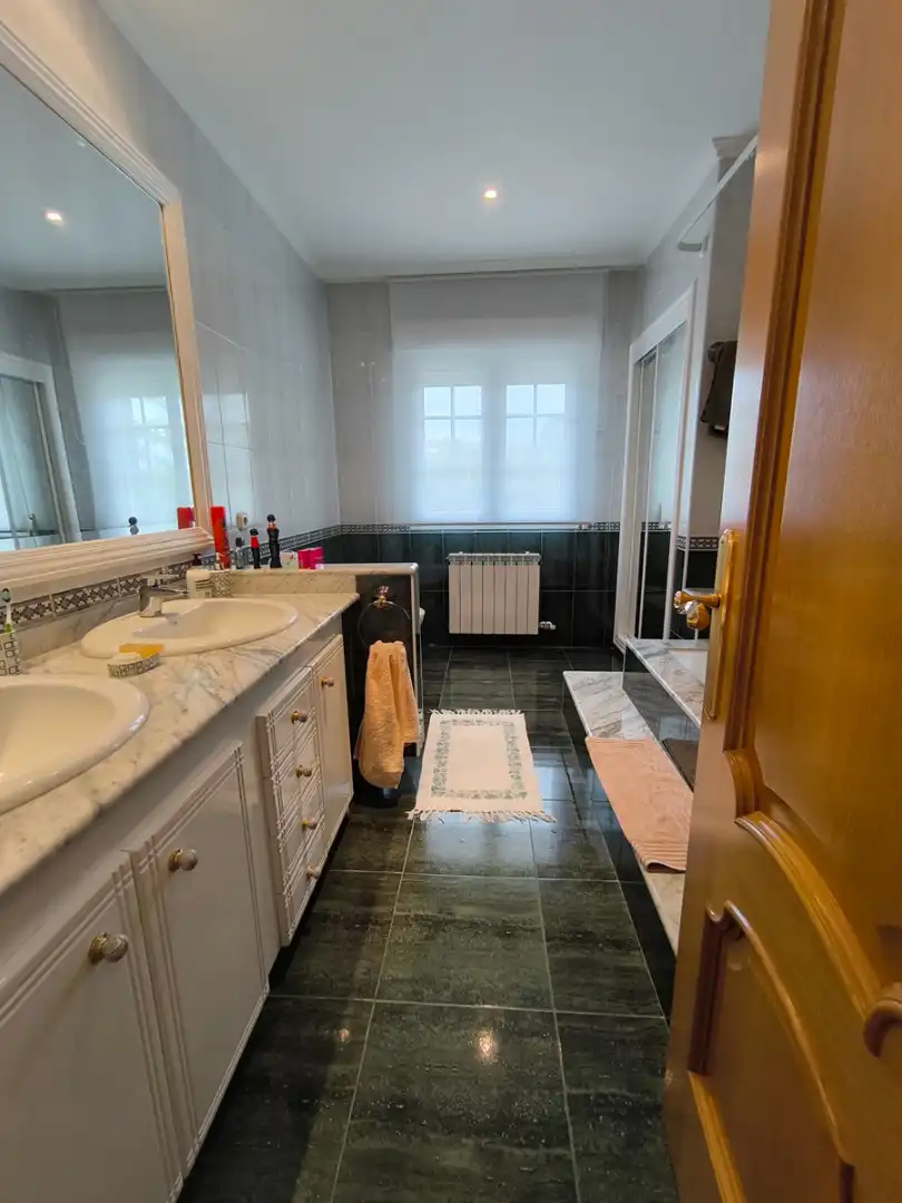 Baño de Casa o chalet en venta en Vilagarcía de Arousa con Calefacción, Jardín privado y Parquet