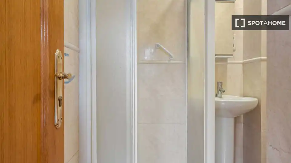Baño de Piso de alquiler en Madrid con Aire acondicionado, Calefacción y Amueblado