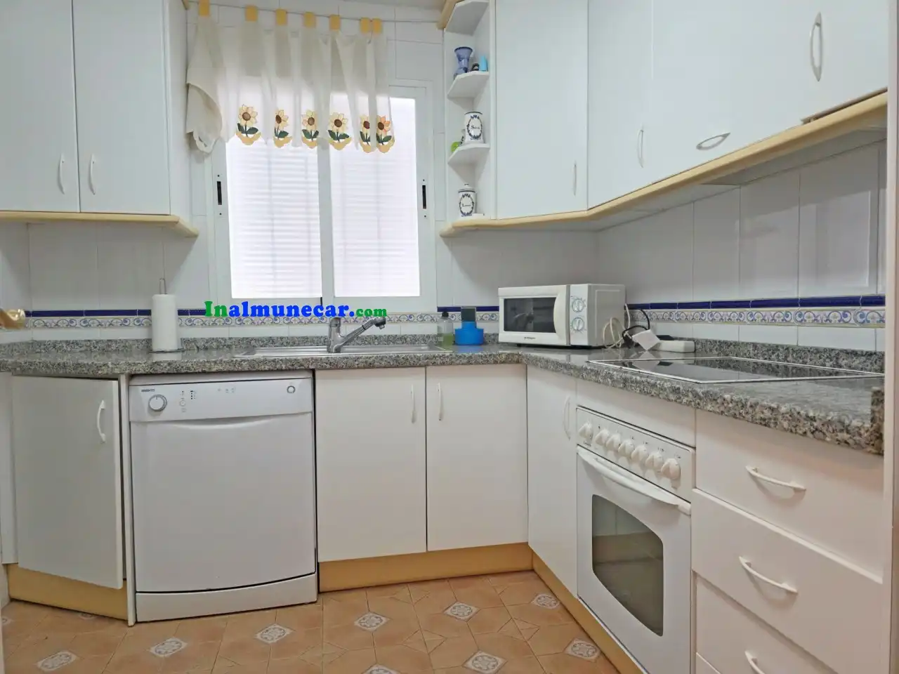 Cocina de Piso de alquiler en Almuñécar con Terraza y Piscina