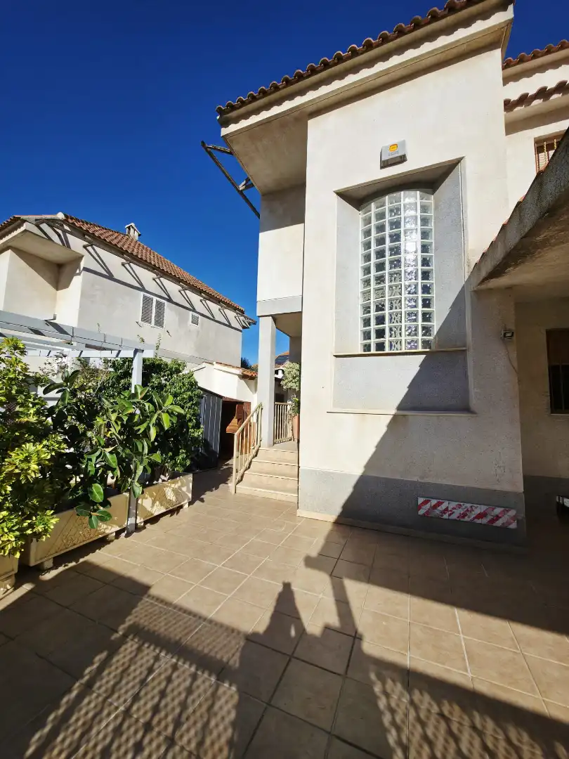 Vista exterior de Casa o xalet en venda en Picanya amb Aire condicionat, Jardí privat i Terrassa