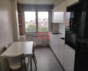 Cuina de Apartament de lloguer en Ourense Capital  amb Calefacció i Balcó
