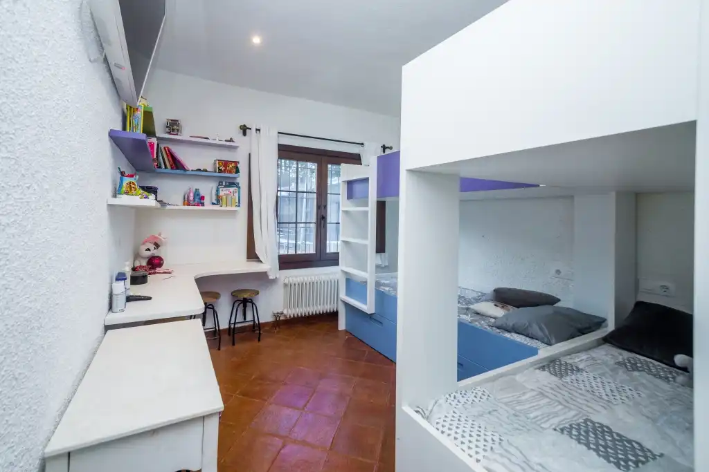 Schlafzimmer von Haus oder Chalet zum Verkauf in Castell d'Aro, Platja d'Aro i s'Agaró mit Klimaanlage, Heizung und Privatgarten