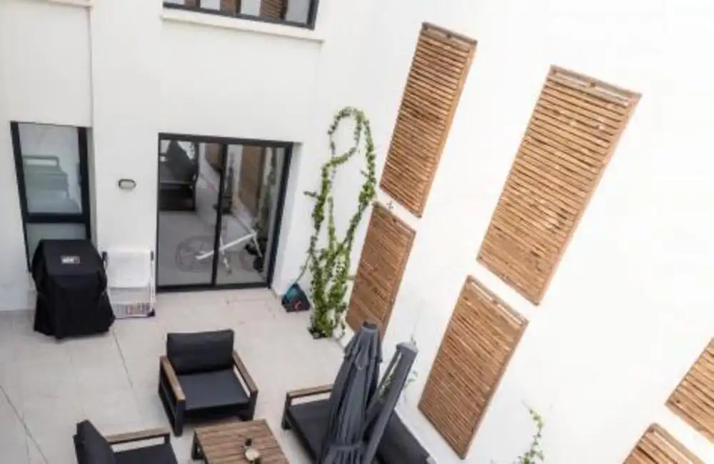 Terrasse von Einfamilien-Reihenhaus zum Verkauf in Casares mit Klimaanlage, Privatgarten und Terrasse