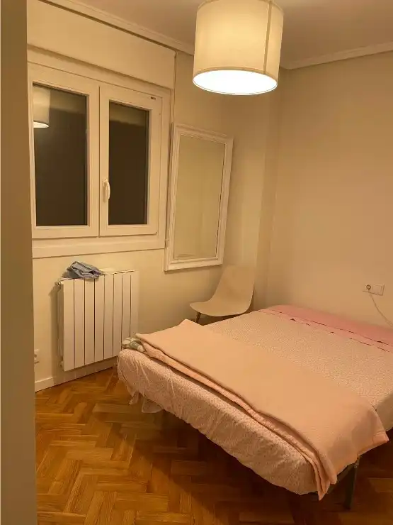 Schlafzimmer von Wohnung zur Miete in Donostia - San Sebastián  mit Heizung, Parkett und Möbliert
