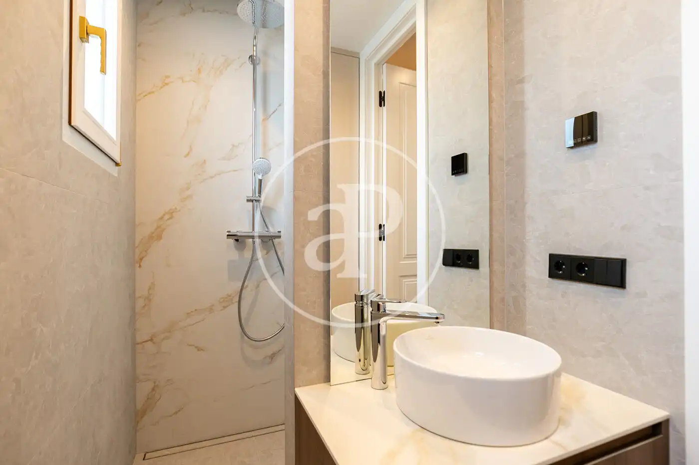 Bathroom of Flat for sale in Barcelona  with Air Conditioner, Heating and Balcony