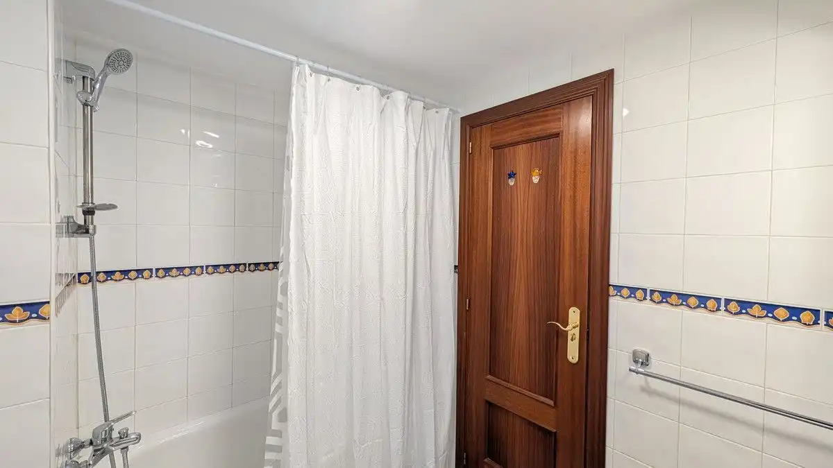 Bany de Apartament de lloguer en Estepona amb Aire condicionat, Calefacció i Terrassa