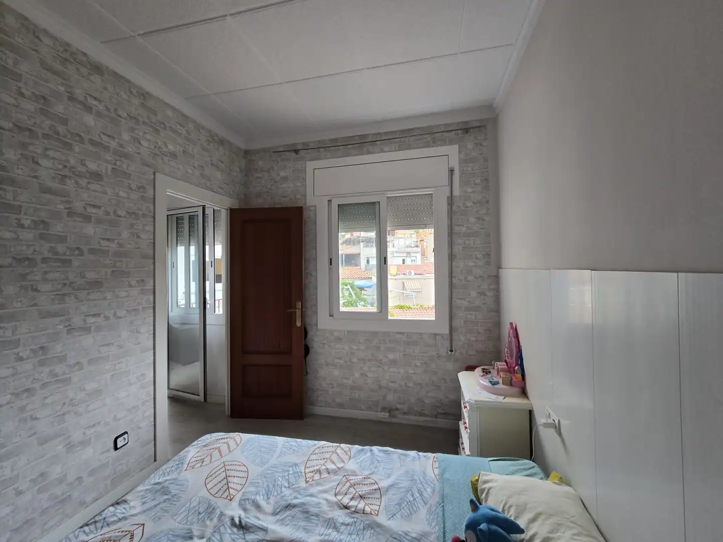 Schlafzimmer von Dachboden zum Verkauf in Sabadell mit Terrasse und Balkon