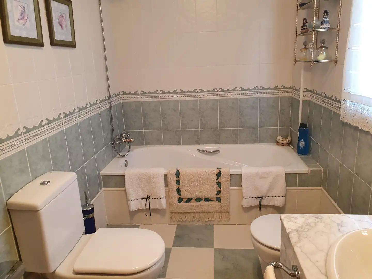 Bany de Casa o xalet en venda en León Capital  amb Calefacció, Jardí privat i Forn