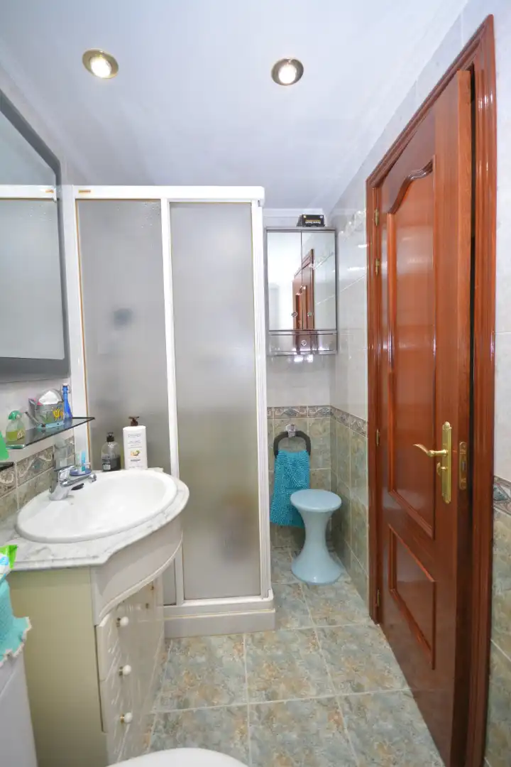 Bathroom of Flat for sale in Madrid  with Terrace, Oven and Washing machine