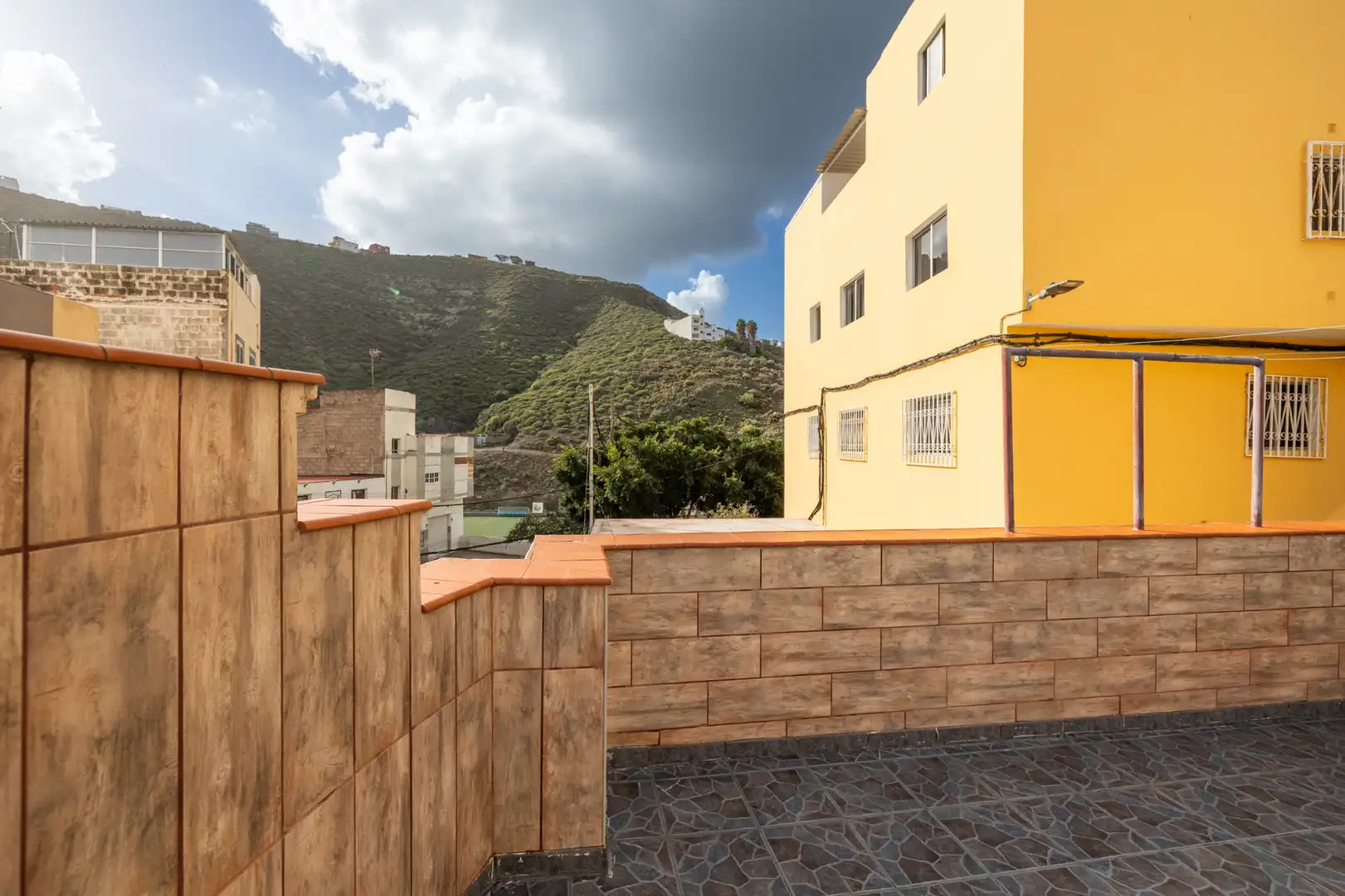 Vista exterior de Casa adosada en venta en Las Palmas de Gran Canaria con Terraza y Alarma