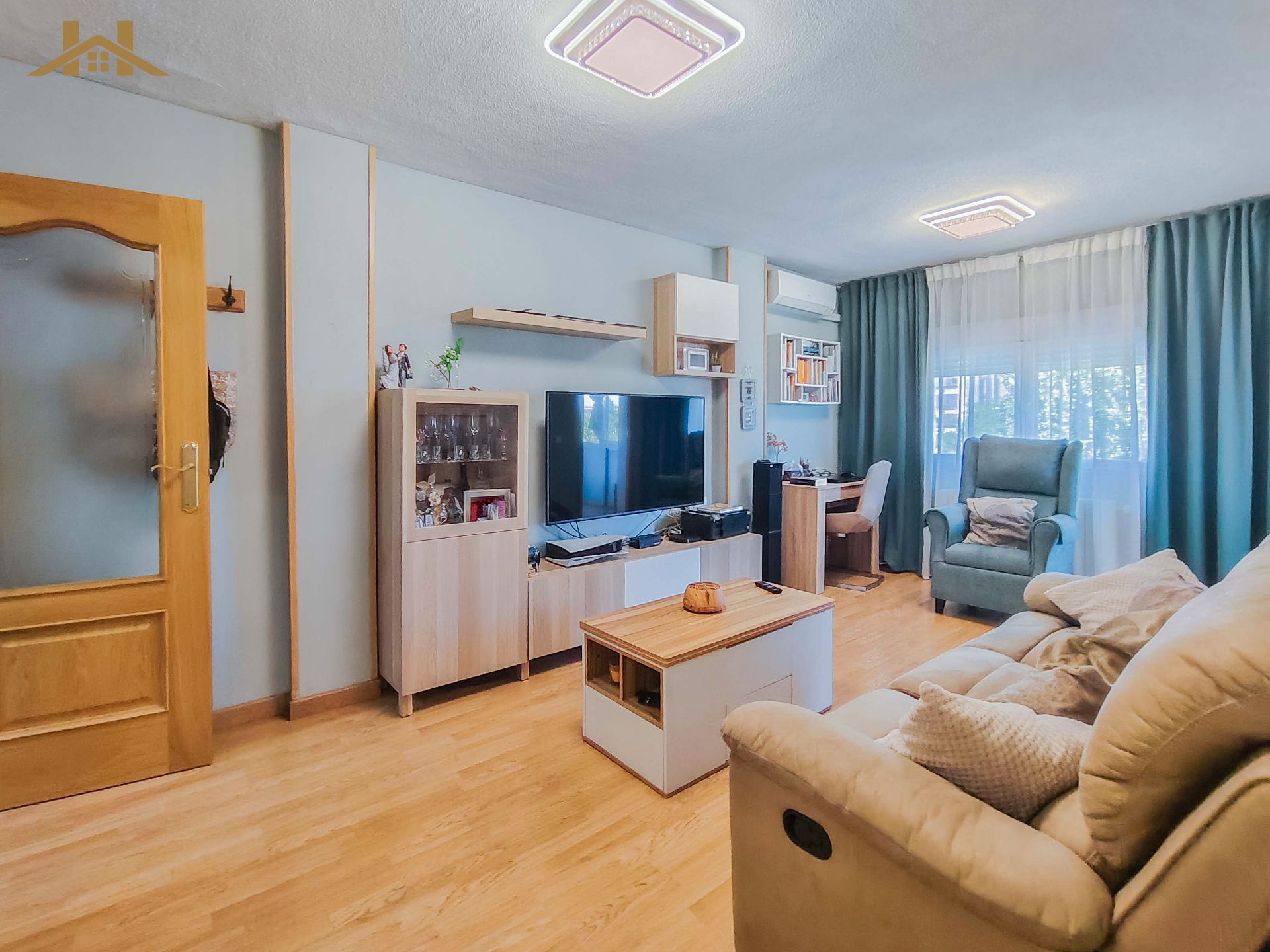Living room of Flat for sale in Fuenlabrada  with Air Conditioner, Heating and Parquet flooring