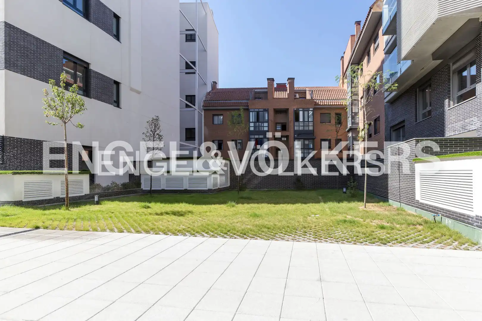 Vista exterior de Àtic de lloguer en Madrid amb Aire condicionat, Calefacció i Jardí privat