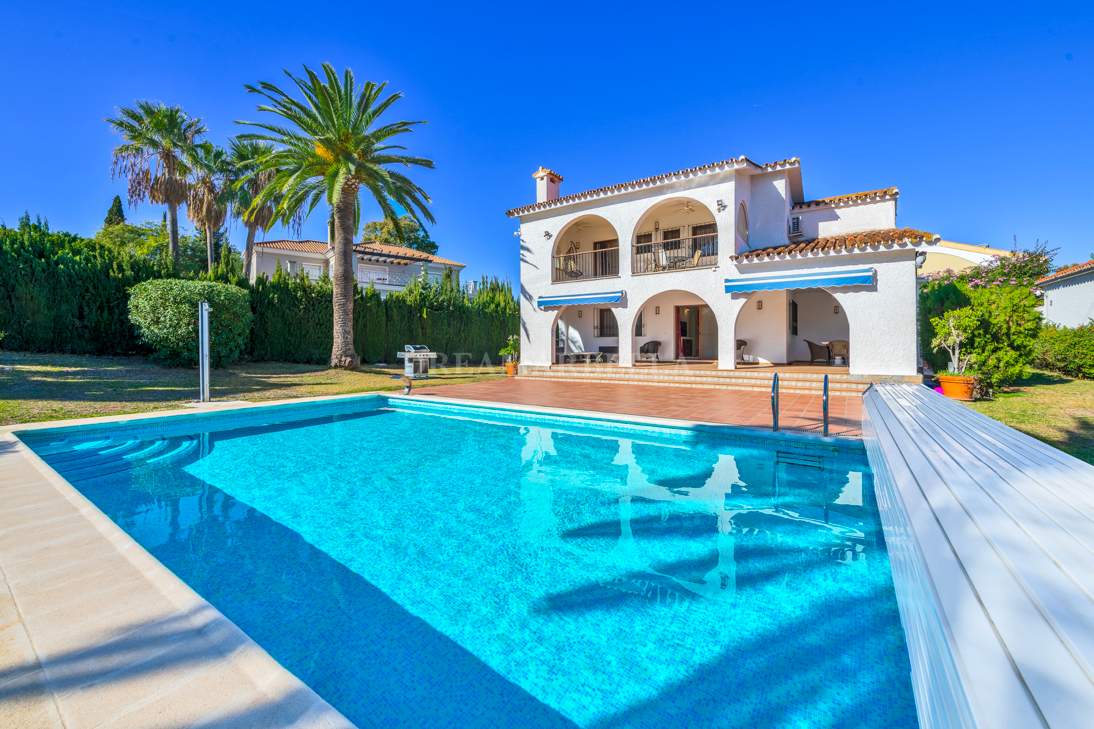 Exterior view of House or chalet for sale in Estepona  with Air Conditioner, Private garden and Terrace