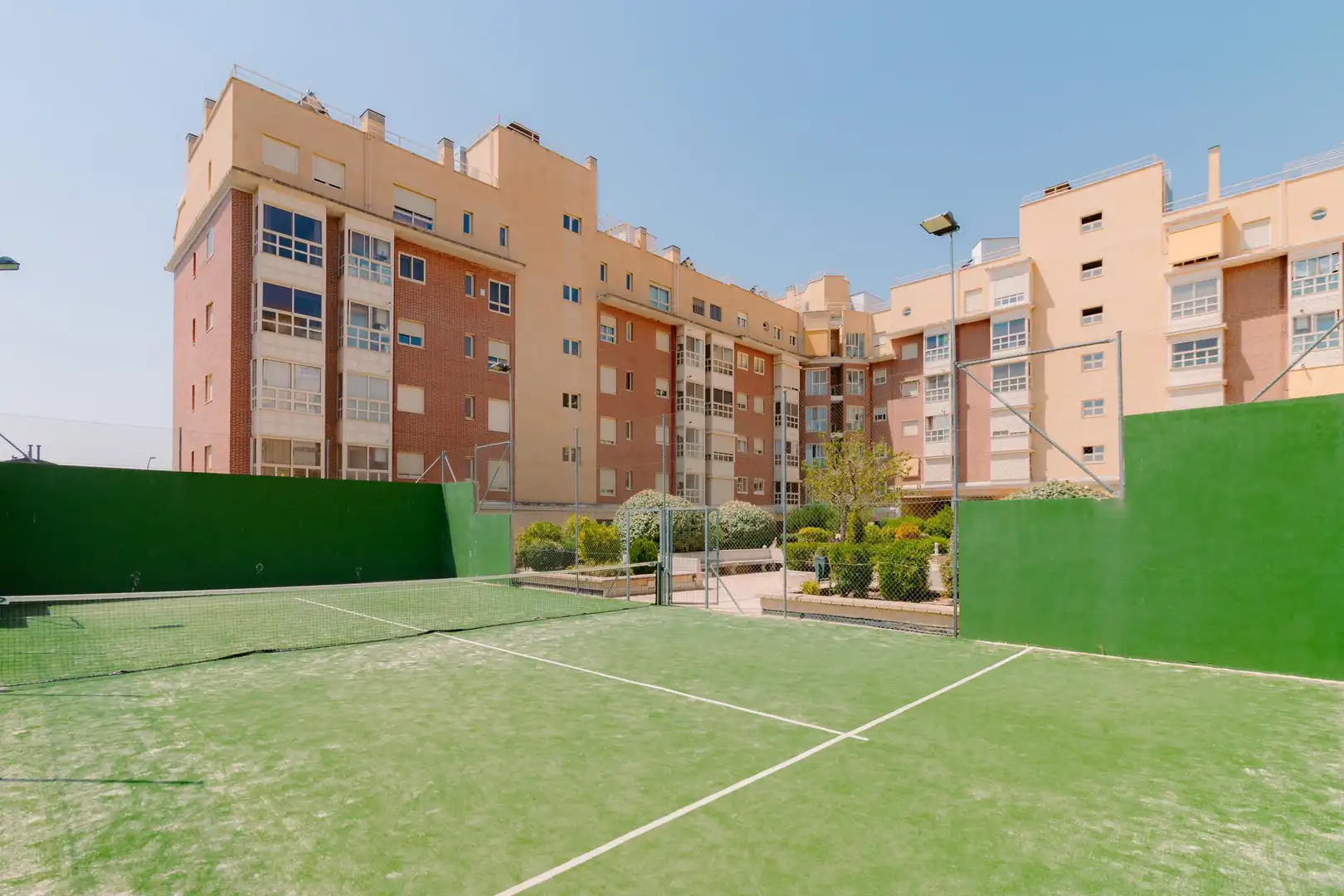 Vista exterior de Ático de alquiler en Madrid con Jardín privado, Parquet y Trastero