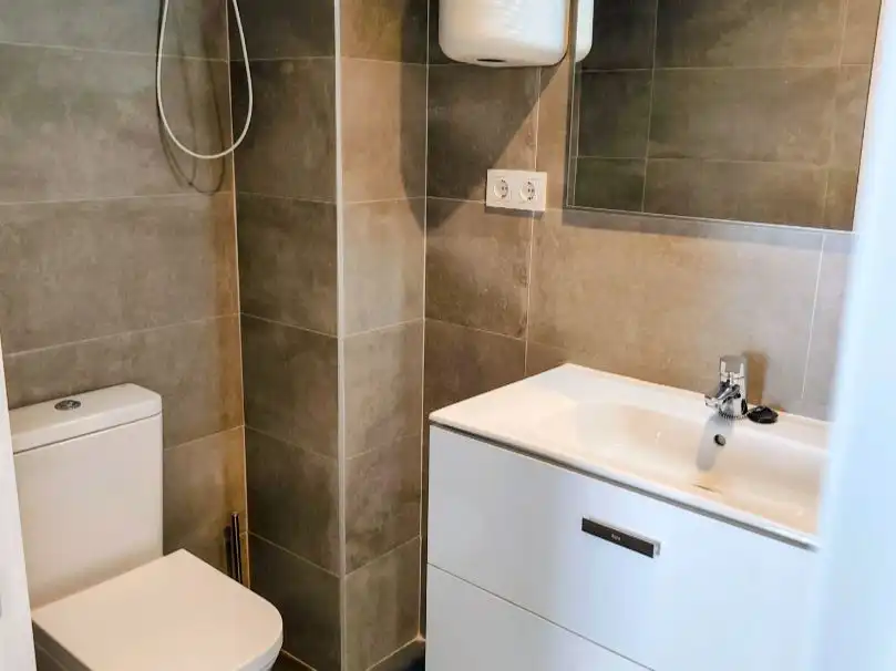 Badezimmer von Büro zur Miete in Madrid mit Klimaanlage und Internet