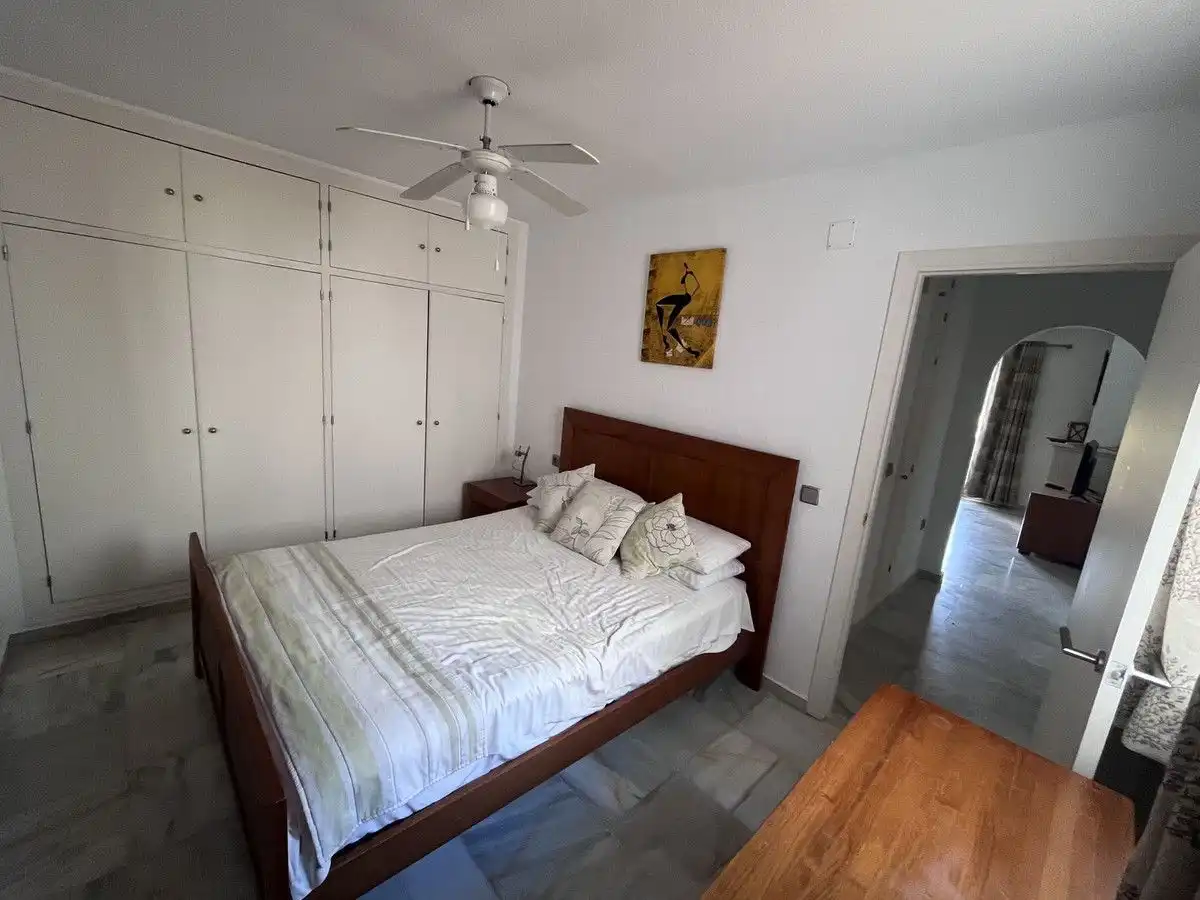 Dormitori de Apartament de lloguer en Estepona amb Calefacció, Terrassa i Moblat